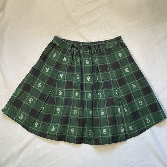 Hot Topic Harry Potter Slytherin Green Plaid Pleated Skirt - Picture 2 of 3